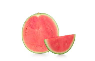 Beyaz arka planda yarım ve olgun karpuz parçası