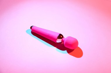 Kırmızı arka planda seks dükkanından vibratör