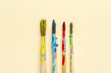 Bej arkaplanlı ressamların fırçaları