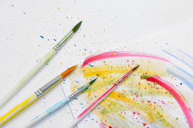 Beyaz arkaplanda boyalı sanatçının fırçaları