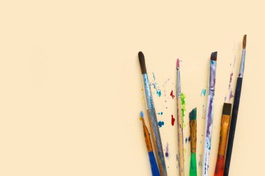 Bej arkaplanlı ressamların fırçaları