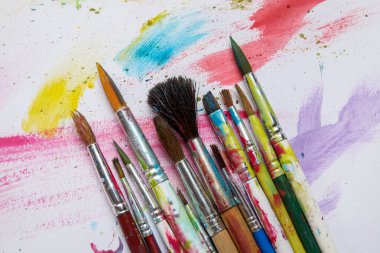 beyaz zemin üzerinde kirli Boya fırçaları