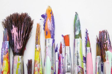 beyaz zemin üzerinde kirli Boya fırçaları