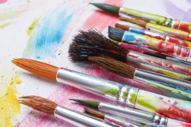 beyaz zemin üzerinde kirli Boya fırçaları