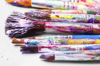 beyaz zemin üzerinde kirli Boya fırçaları