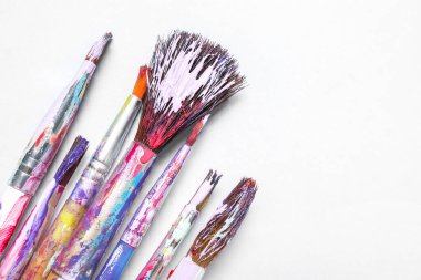 beyaz zemin üzerinde kirli Boya fırçaları