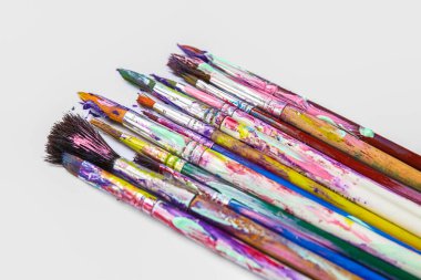 beyaz zemin üzerinde kirli Boya fırçaları