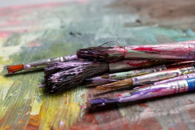 Renkli arka planda kirli boya fırçaları