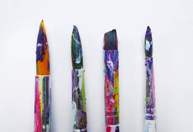 beyaz zemin üzerinde kirli Boya fırçaları