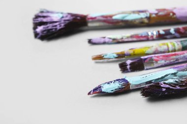 beyaz zemin üzerinde kirli Boya fırçaları