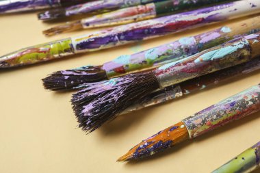 Bej arka planda kirli boya fırçaları