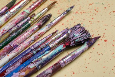 Bej arka planda kirli boya fırçaları