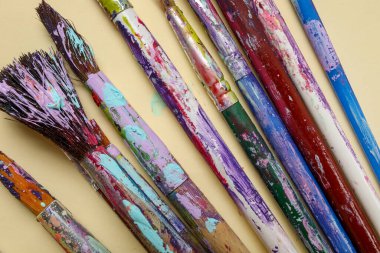 Bej arka planda kirli boya fırçaları