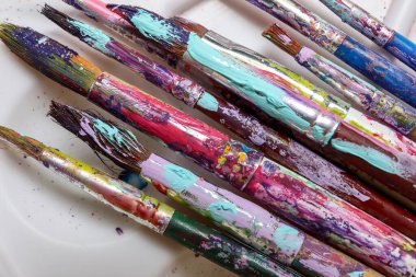 beyaz zemin üzerinde kirli Boya fırçaları