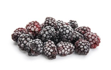 Beyaz arka planda donmuş böğürtlenler