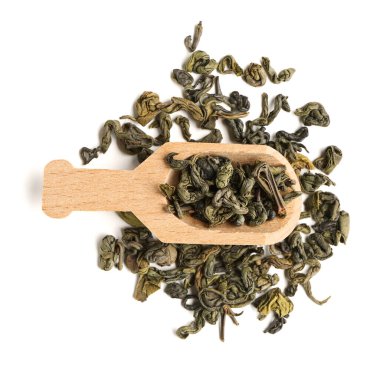 Beyaz arka planda kuru yeşil çay yapraklı ahşap kepçe.