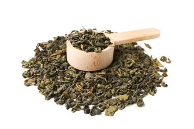 Beyaz arka planda kuru yeşil çay yapraklı ahşap kaşık.