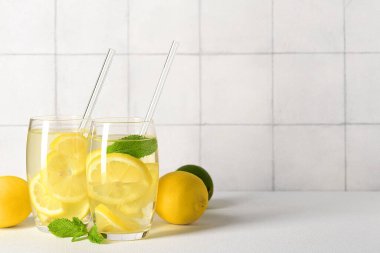 Beyaz masada nane aromalı lezzetli limonata.