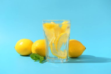 Mavi arka planda naneli lezzetli bir limonata.