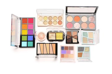 Beyaz arkaplanda farklı renkte göz falı