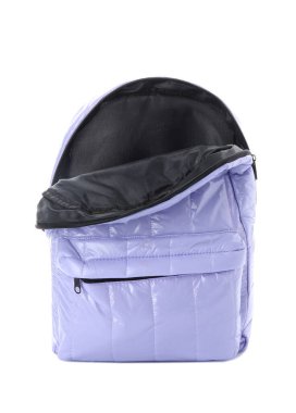 Beyaz arkaplanda leylak rengi okul çantası izole edilmiş.