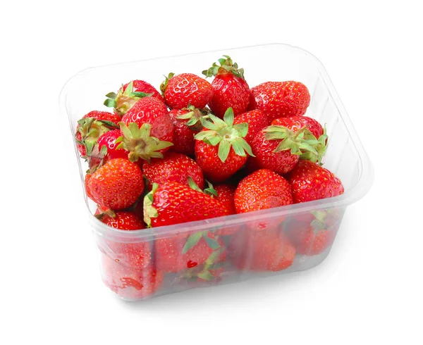 Kunststoffbehälter Mit Frischen Erdbeeren Auf Weißem Hintergrund — Stockfoto