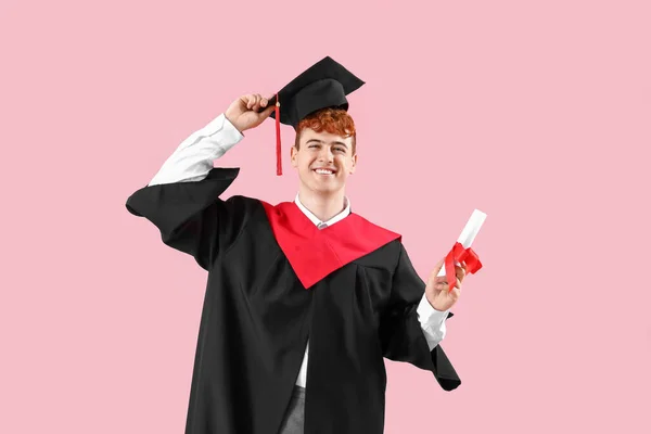 Man Afgestudeerde Student Met Diploma Roze Achtergrond — Stockfoto