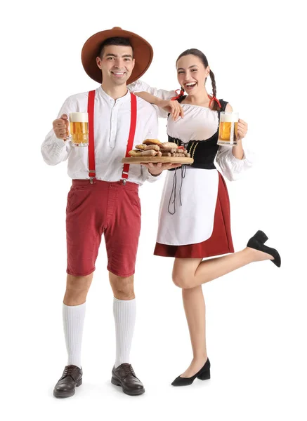 Молодая Пара Традиционной Немецкой Одежде Пивом Закусками Белом Фоне — стоковое фото