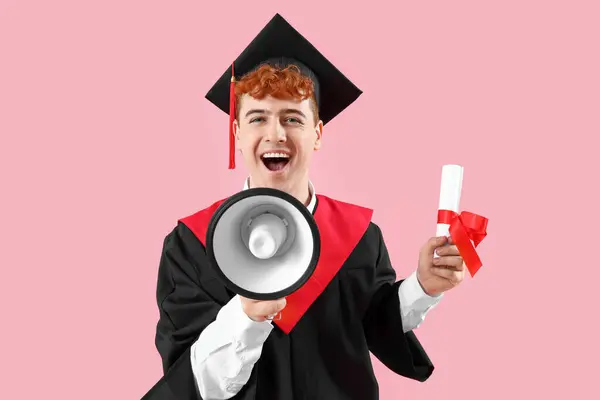 Mężczyzna Absolwent Student Dyplomem Krzycząc Megafon Różowym Tle — Zdjęcie stockowe