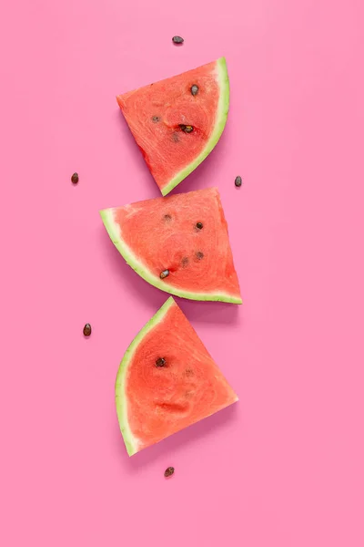 Samenstelling Met Stukjes Rijpe Watermeloen Roze Achtergrond — Stockfoto