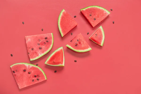 Komposition Mit Stücken Reifer Wassermelone Auf Rotem Hintergrund — Stockfoto