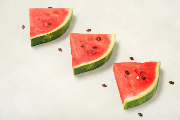 Samenstelling Met Stukjes Verse Rijpe Watermeloen Lichte Ondergrond — Stockfoto