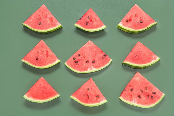 Komposition Mit Stücken Reifer Wassermelone Auf Grünem Hintergrund — Stockfoto