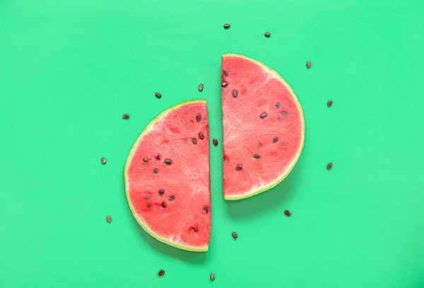 Composition Pieces Ripe Fresh Watermelon Seeds Green Background — Stock Photo, Image