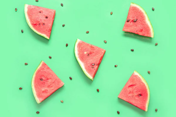 Komposition Mit Stücken Frischer Reifer Wassermelone Und Samen Auf Grünem — Stockfoto