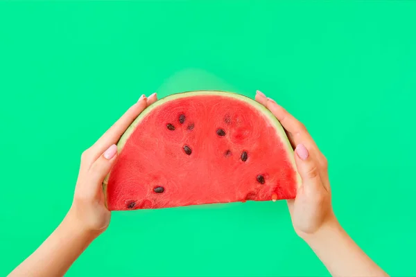 Vrouwelijke Handen Met Stuk Rijpe Watermeloen Groene Achtergrond — Stockfoto