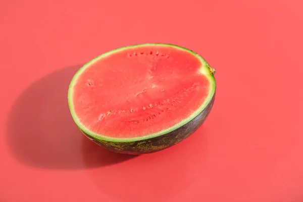 Polovina Zralého Melounu Červeném Pozadí — Stock fotografie