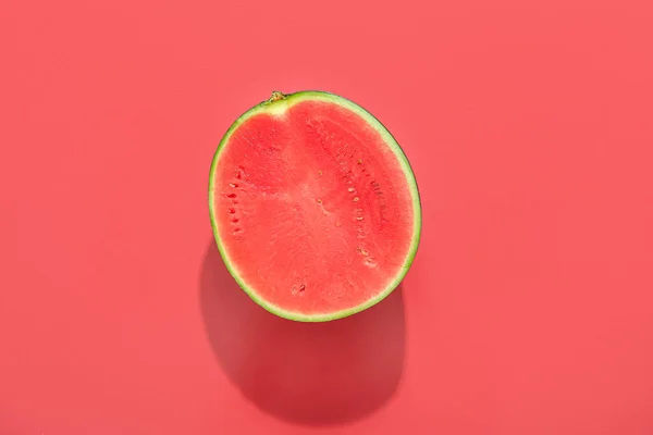 Die Hälfte Der Reifen Wassermelone Auf Rotem Hintergrund — Stockfoto