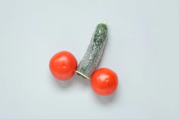 Tomates Frescos Pepino Preservativo Sobre Fundo Cinza Conceito Educação Sexual — Fotografia de Stock