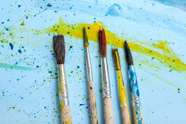 Pincéis Artista Com Tintas Sobre Fundo Azul — Fotografia de Stock