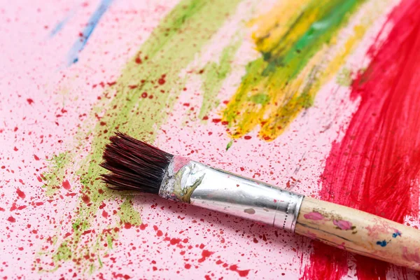 Pincel Artista Com Tintas Sobre Fundo Rosa Close — Fotografia de Stock