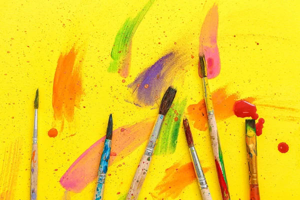 Pincéis Artista Com Tintas Sobre Fundo Amarelo — Fotografia de Stock