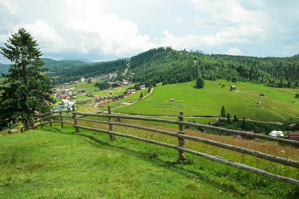 Vue Clôture Bois Village Montagne Dans Les Carpates Ukraine — Photo