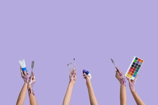 Female Hands Artist Supplies Lilac Background — Stock Photo, Image