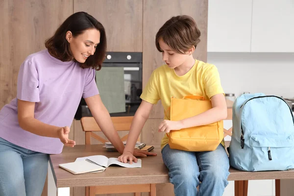 Anne Küçük Oğluna Mutfakta Ödevlerinde Yardım Ediyor — Stok fotoğraf