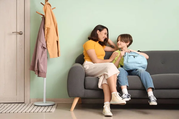 学校の前に息子と廊下でソファーに座っている母 — ストック写真