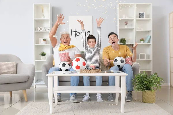 Liten Pojke Med Sin Pappa Och Farfar Tittar Fotbollsmatch Hemma — Stockfoto