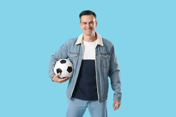 Junger Mann Mit Fußball Auf Blauem Hintergrund — Stockfoto