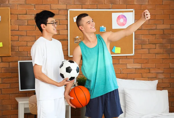 Deportivos Estudiantes Masculinos Con Bolas Tomando Selfie Dormitorio — Foto de Stock