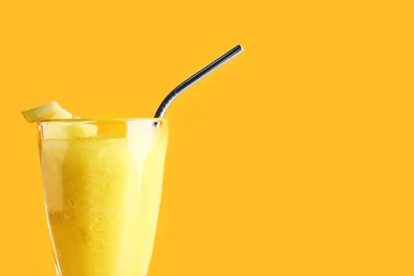 Glas Leckerer Melonen Smoothie Auf Orangefarbenem Hintergrund — Stockfoto